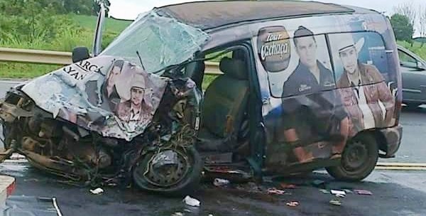 Veículo da dupla ficou destruído - Foto - reproduzida Blog do Berimbau - recebida por Whatsapp