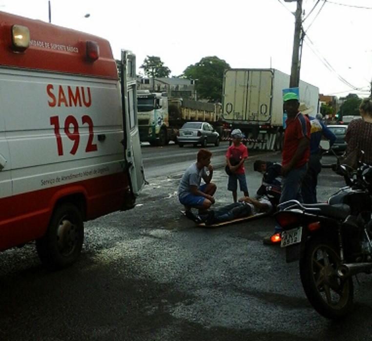 Motociclista foi socorrido por equipe do Samu - Foto: Juarez Rocha/RTV Canal 38
