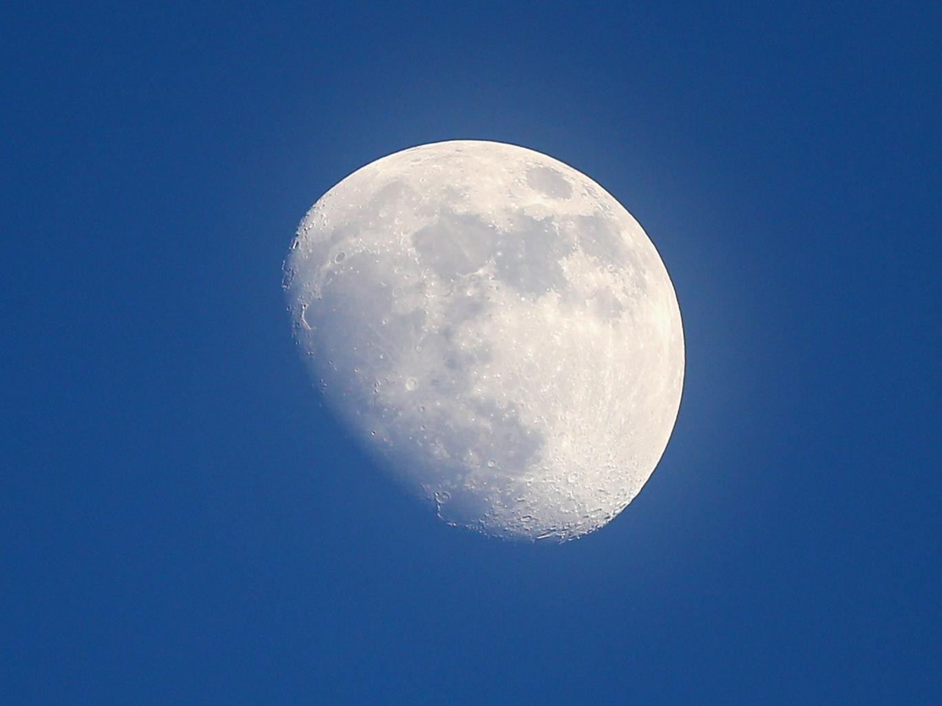 A Lua faz com que a atmosfera da Terra "inche" em sua direção quando se encontra superaquecida. Foto: Getty Images
