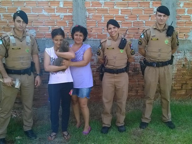Dona ficou emocionada com o resgate (Foto: PM / Divulgação)