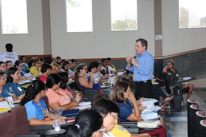 ​Doutor em Teologia ministra palestra a catequistas em Apucarana