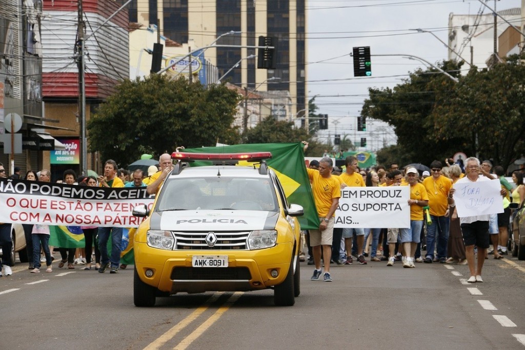 Manifestantes em março de 2015 em Arapongas (Foto: Lurdinha Fonseca)