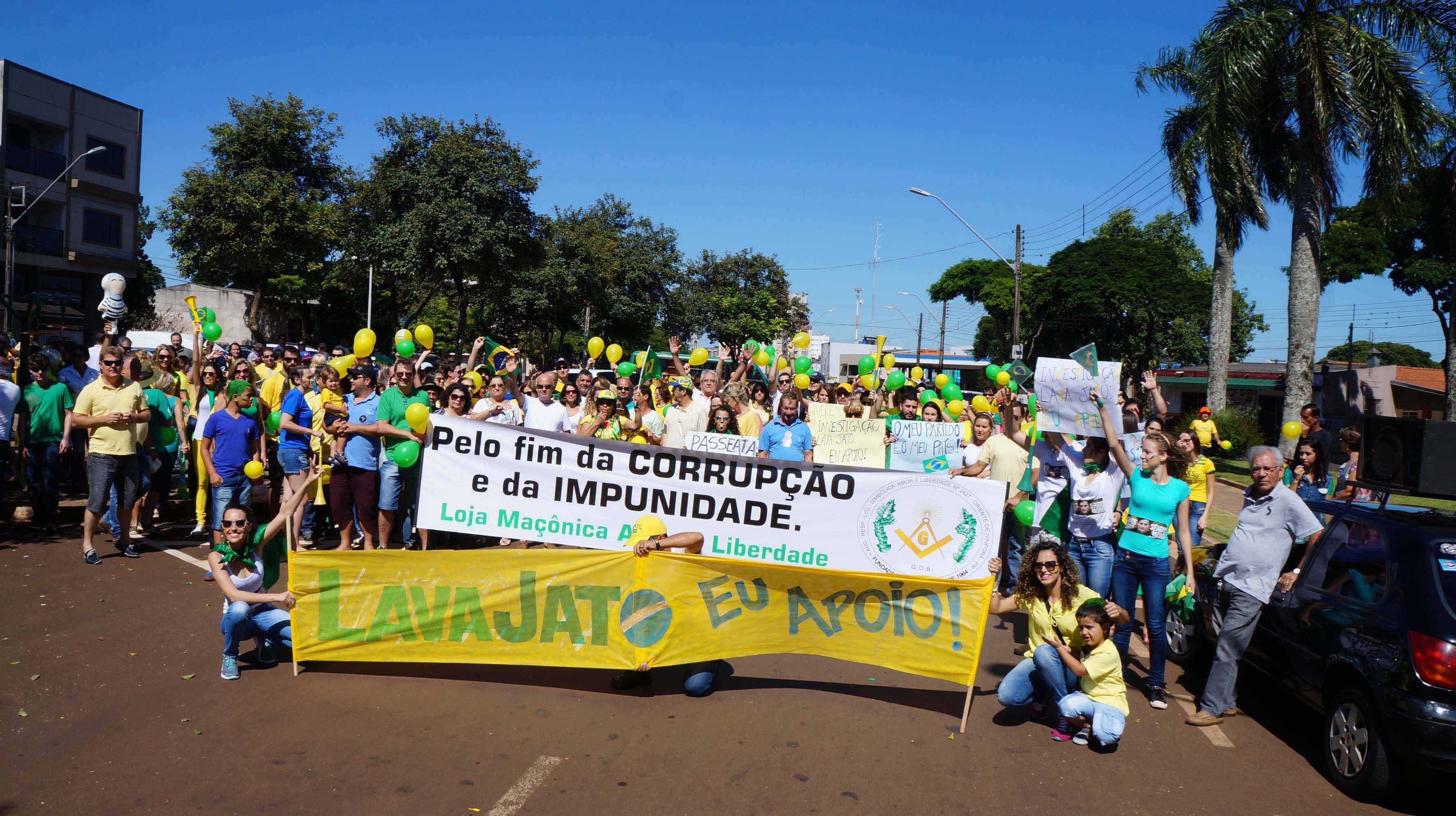 Centenas de pessoas participaram do ato contra Dilma na manhã deste domingo (Foto/Ivan Maldonado