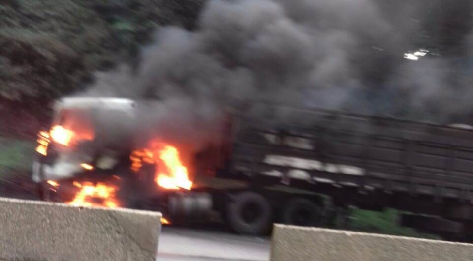 Veículo pegou fogo no quilômetro 39 da rodovia; Segundo a PRF, não houve feridos (Divulgação)