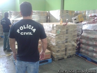 Policiais civis em barracão usado para guardar cargas desviadas - Foto: SESP
