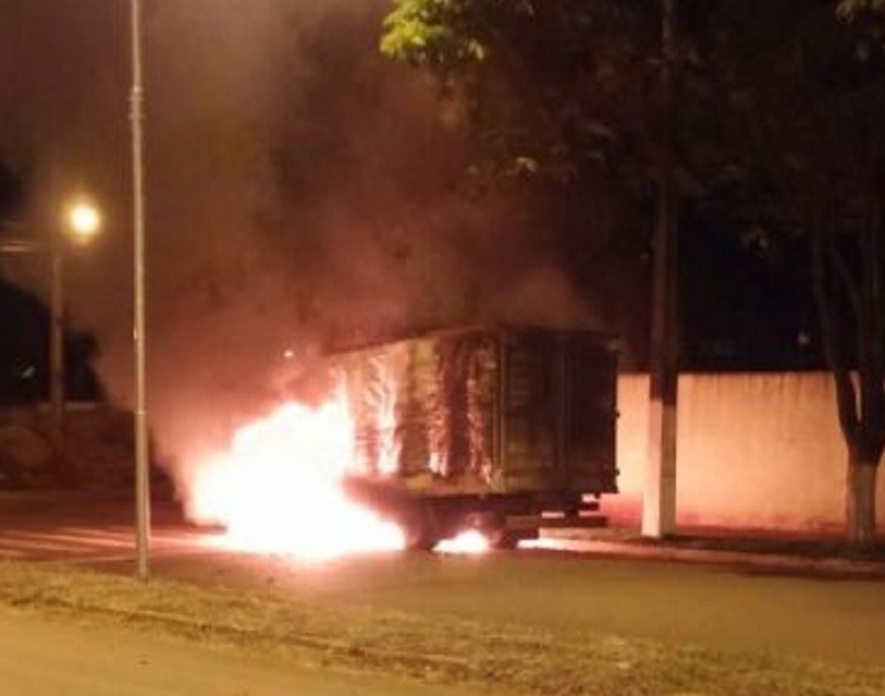 Caminhão com marmitas para presos foi incendiado por quatro homens que ocupavam um veículo Honda Civic branco - Foto: ​André Almenara/Reprodução