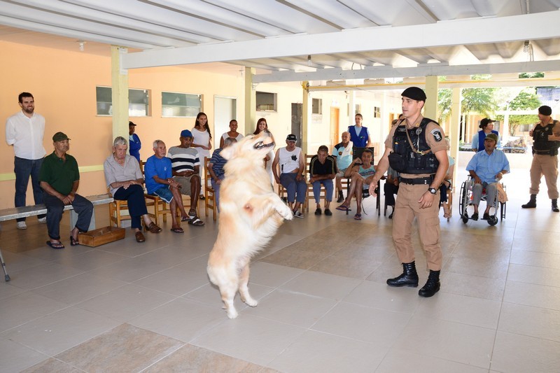 Equipe fez uma apresentação com o cão, demonstrando o adestramento do animal (Foto: Delair Garcia/Tribuna do Norte)