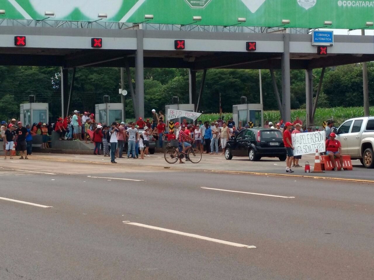 Cerca de mil manifestantes do Movimento dos Trabalhadores Rurais Sem Terra (MST) invadiram, neste sábado (9), a praça de pedágio na BR-277 - Foto: www.tarobacascavel.com.br