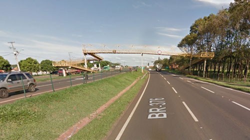 Viapar vai reinstalar passarela de pedestres na BR-376, danificada há alguns dias em acidente de trânsito. - Reprodução/Google Maps