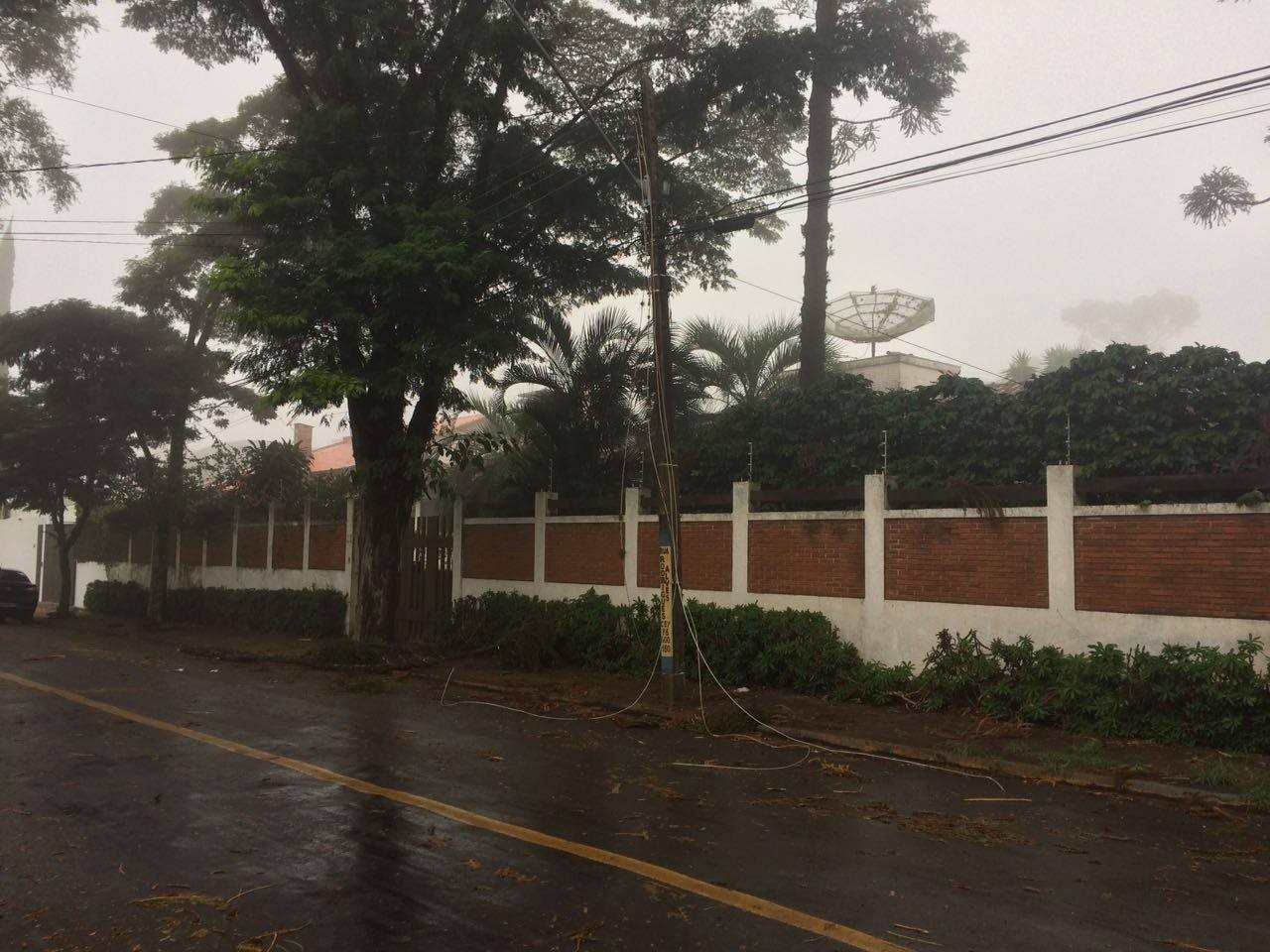 Rua Rodrigues Alves com rede elétrica danificada pela chuva (Foto: Reprodução/Anderson Troost)