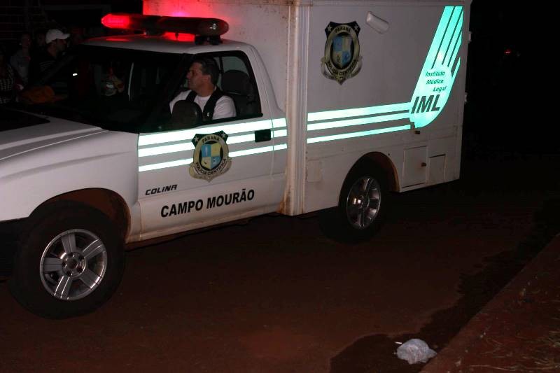 Corpo da vítima de assassinato foi levado ao IML de Campo Mourão - Foto - www.itribuna.com.br