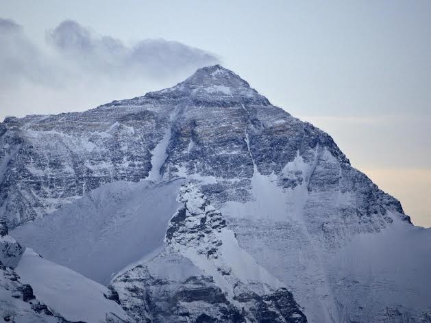 O  Everest é a maior montanha do mundo quando apenas a altura acima do nível do mar é considerada Foto: Getty Images