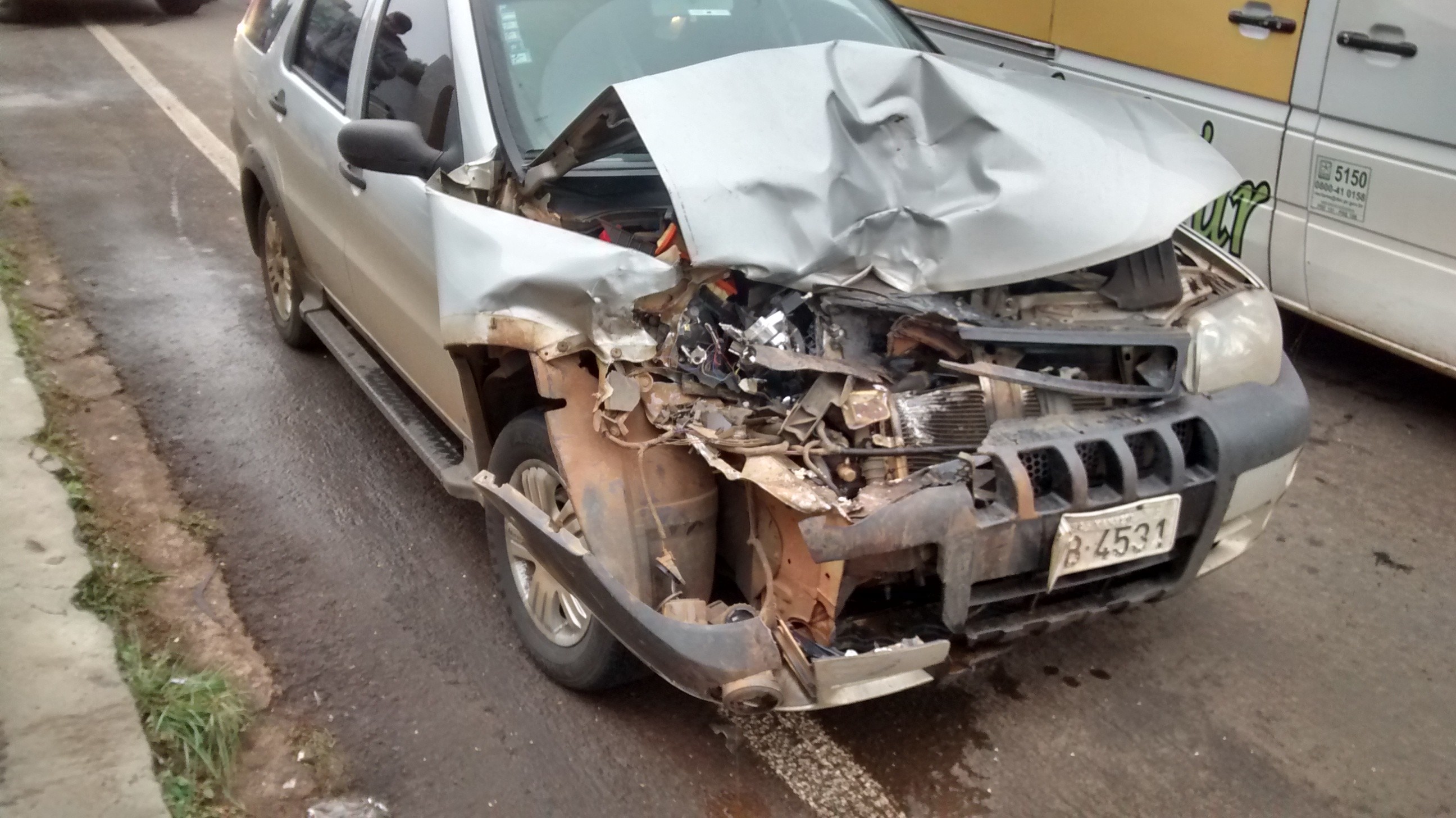 Veículo teve sua frente totalmente destruída devido ao forte impacto (Foto: José Luiz)