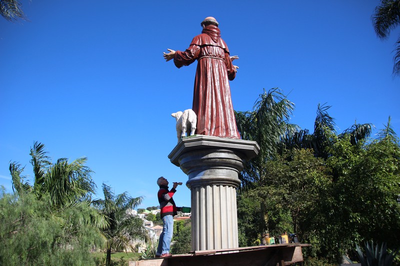 Restaurador Aloízio Moraes de Jesus, durante trabalho no Parque São Francisco, em Apucarana - Foto: José Luiz Mendes