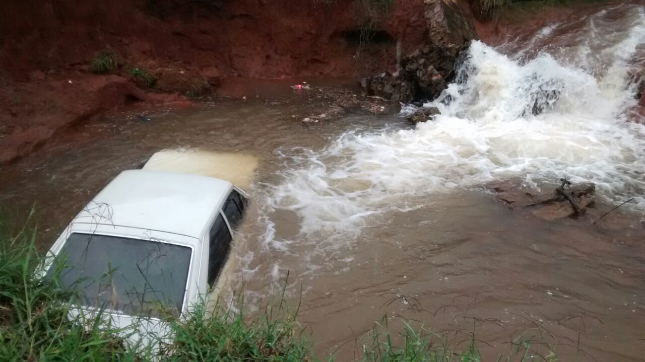 Veículo foi localizado já imerso dentro do lago (Foto: José Luiz)