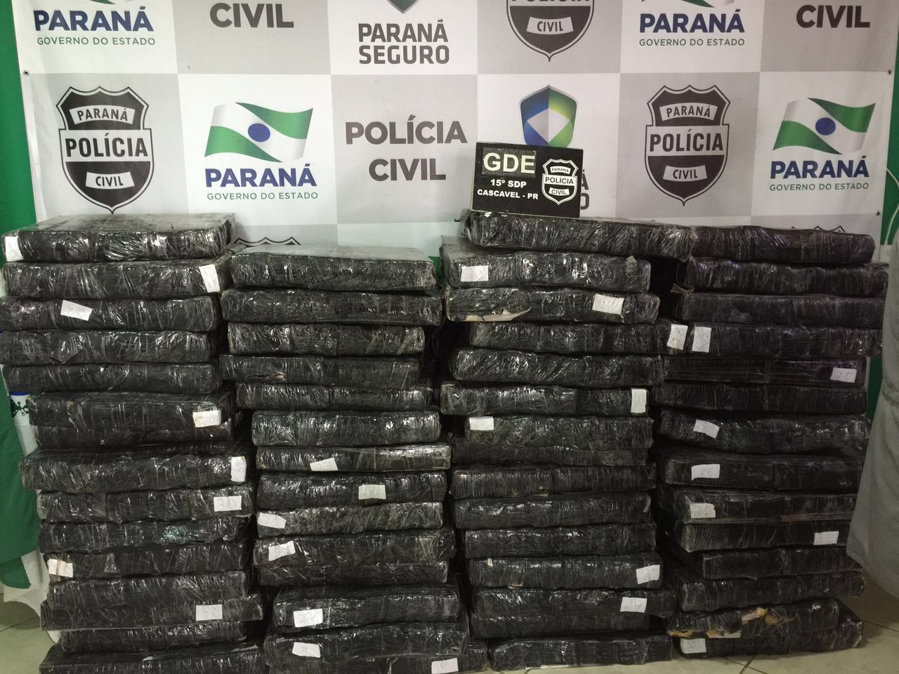 a Polícia Civil do Paraná encontrou mais de 1,4 tonelada de maconha, após abordagem ao veículo em uma rodovia de Vera Cruz do Oeste. Foto: Polícia Civil/Divulgação
