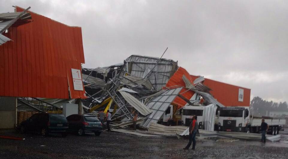 Em Ponta Grossa, o barracão de uma empresa desabou e deixou três trabalhadores soterrados - Foto: Reprodução/Divulgação
