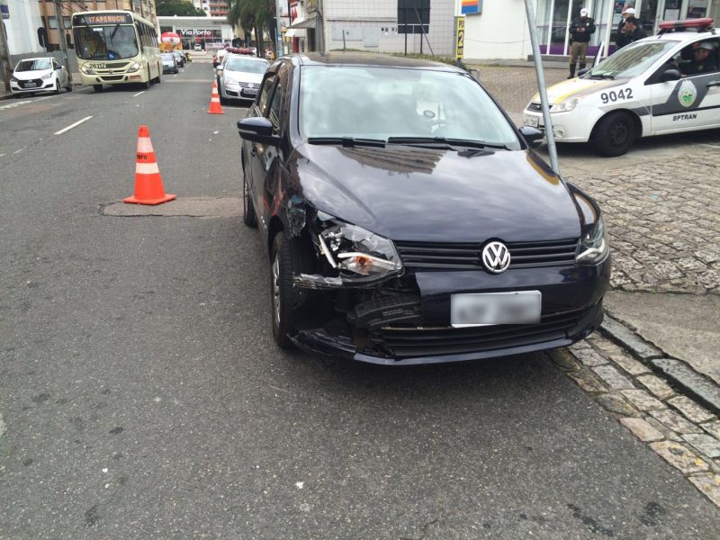 Carro do policial aposentado, um VW Gol, ficou danificado após a colisão.  AN/BandaB