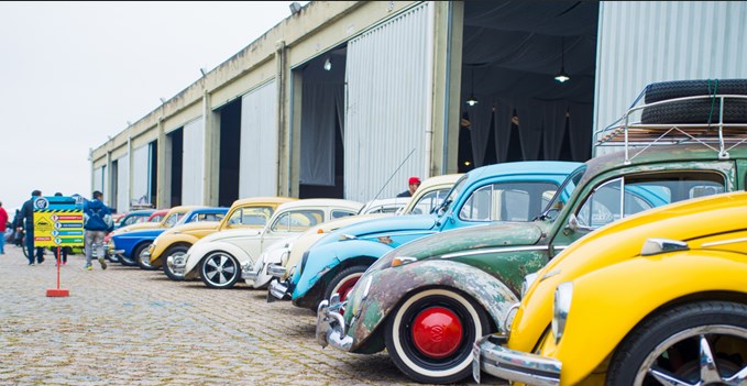 Maior mosaico com veículos VW antigos do país foi feito com 144 carros que  formaram a inscrição DMF 2016 / Foto: Gmm Fotografia