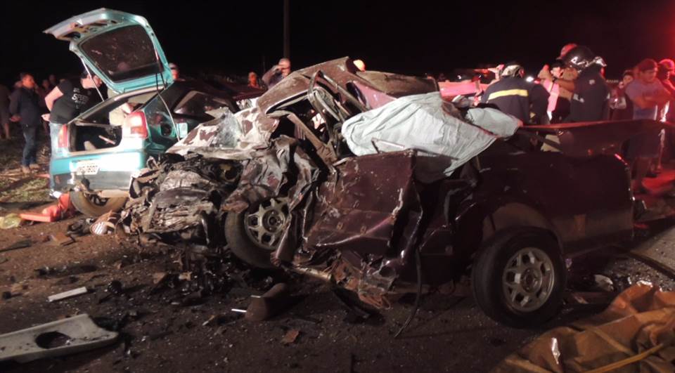 Carros foram destruídos em acidente no Oeste do Paraná: oito mortos, entre os quais duas crianças - Foto: Léo Silva, da Rádio Jornal AM