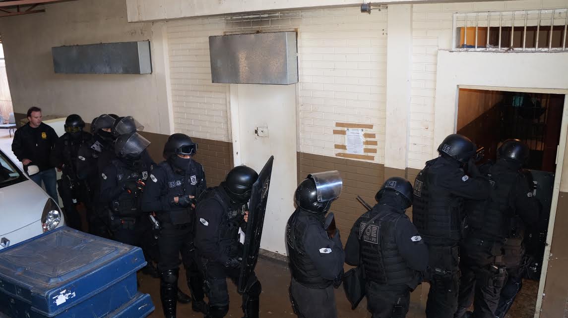Agentes do SOE de Londrina durante operação na Cadeia de Ivaiporã - Foto - Ivan Maldonado