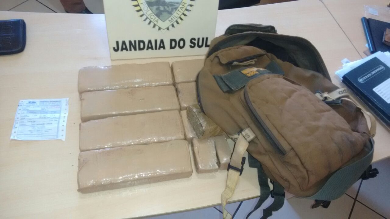 Maconha dividida em tabletes estava dentro de mochila carregada por adolescente - Foto: André Amaral
