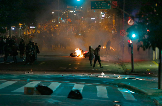Policiais em confronto com manifestantes contrários ao impeachment. Foto: Fábio Braga/FolhaPress