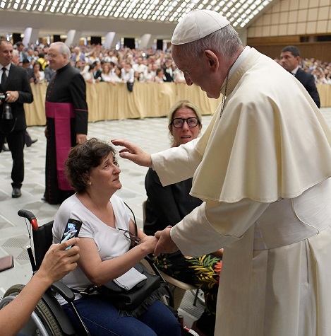 A araponguense Fabiana Moreno Sawada, 47 anos, foi abençoada pelo Papa Francisco. Foto: Arquivo pessoal
