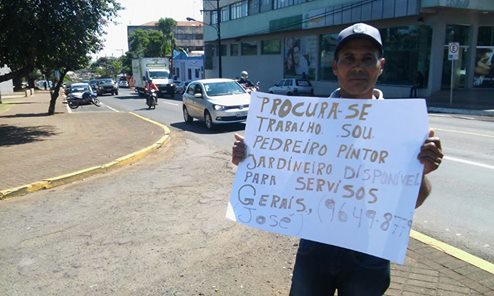 Senhor anuncia procura de emprego com cartaz, no centro de Apucarana. (Foto - Reprodução/Facebook)