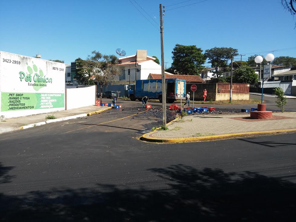 Funcionários quando recolhiam estilhaços das garrafas de bebidas: incidente ocorreu na Vila São Carlos - Foto: Izaias Lopes