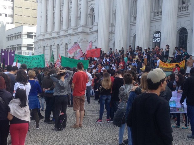 Estudantes protestaram na Praça Santos Andrande Foto: Marcelo Rocha/ RPC Curitiba)