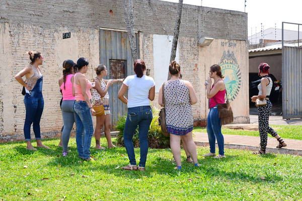 Esposas e parentes de presos afirmavam que a visita estava indefinida por causa da greve. Foto: Delair Garcia