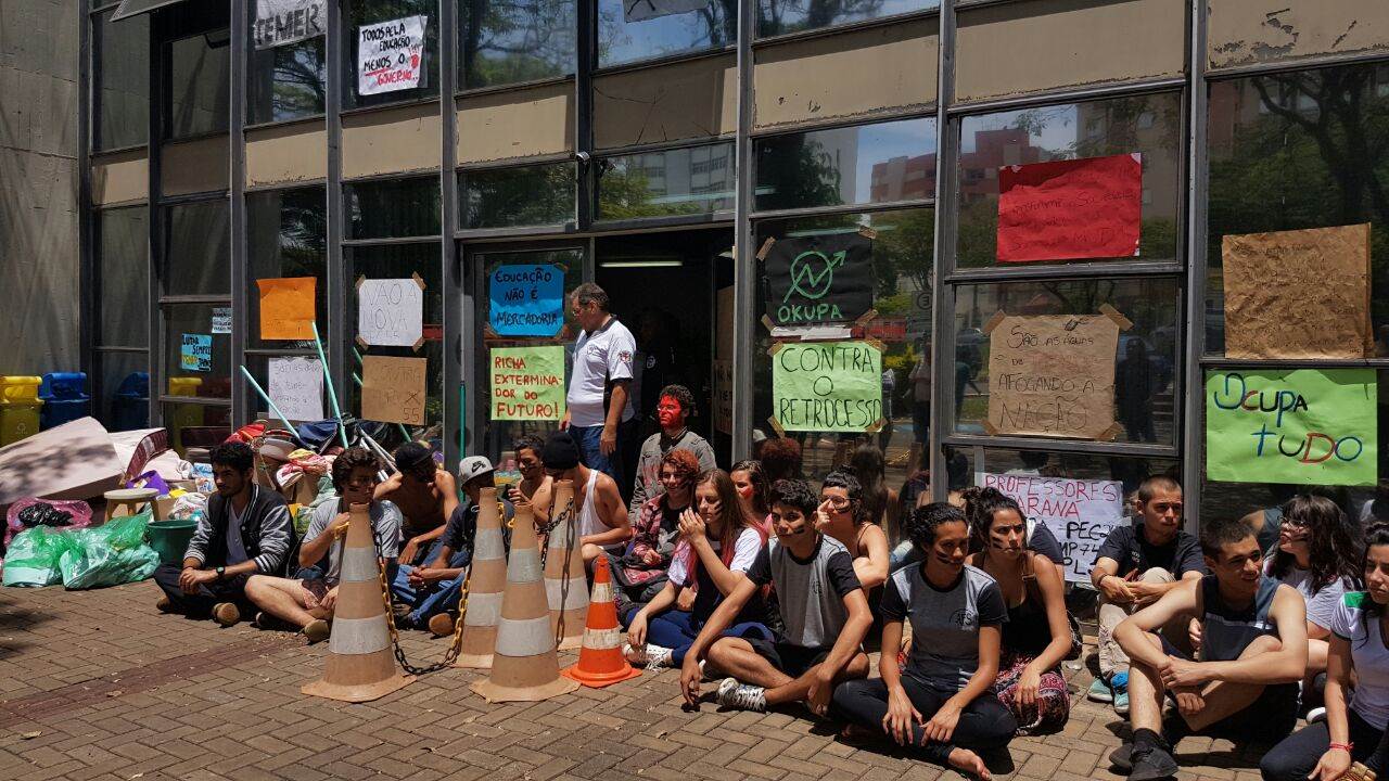 ​Câmara de Londrina foi desocupada por estudantes, que se posicionaram do lado de fora do prédio -  Foto: Mike Okano/Rede Massa