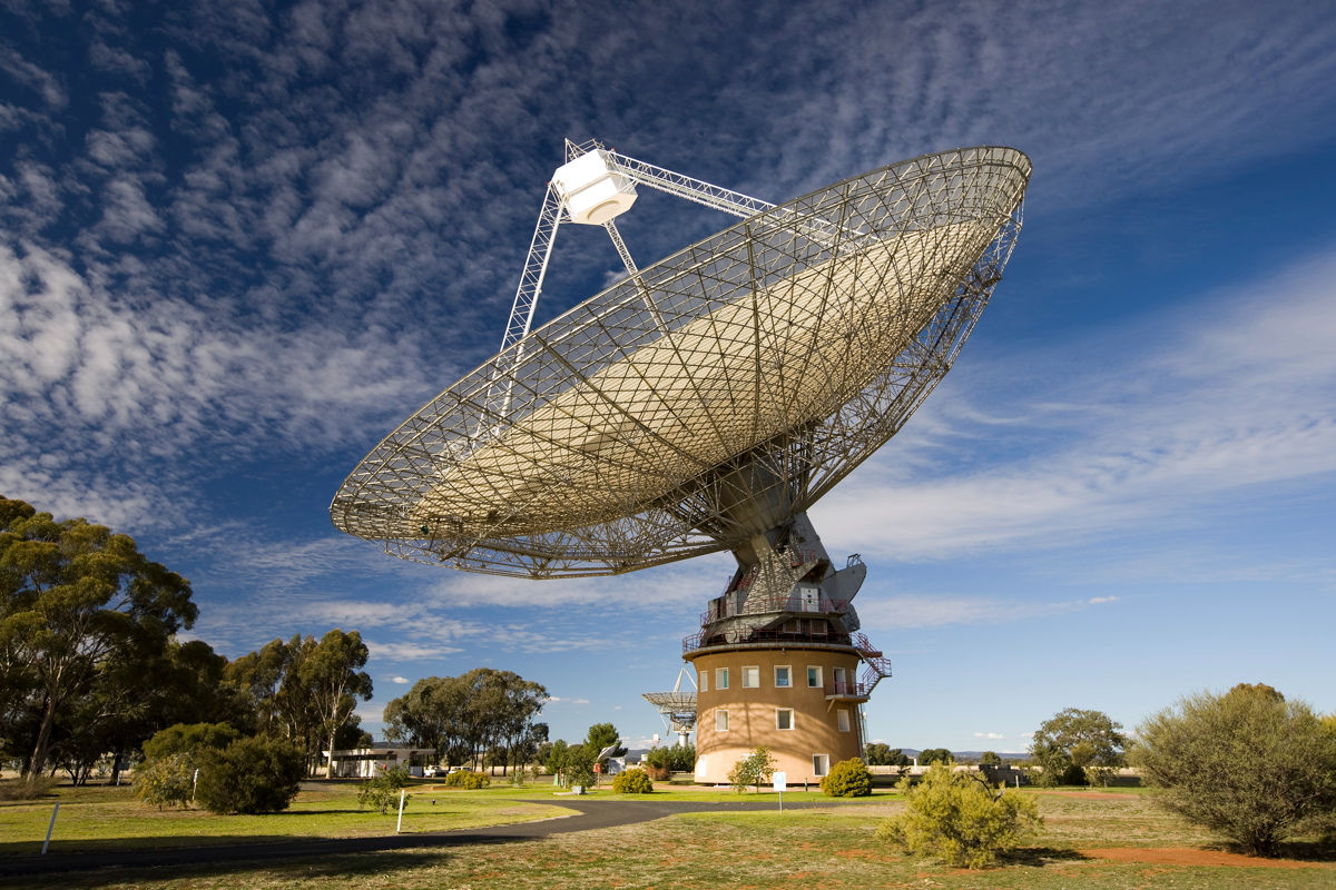 O telescópio do observatório Parkes, na Austrália, é a terceira grande ferramenta agregada em iniciativa científica para procurar sinais de vida alienígena inteligente - Crédito: CSIRO