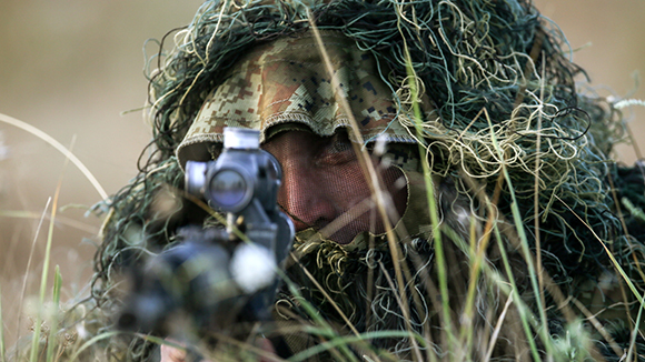 Forças Armadas russas receberam nesta semana os primeiros lotes de uma pomada de camuflagem - Foto: TASS / Sergei Savostianov