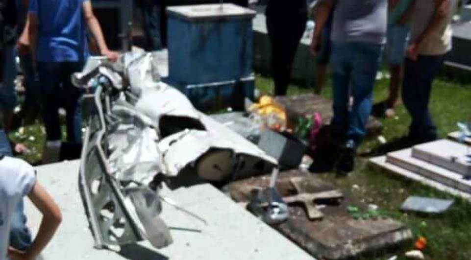 Avião caiu na entrada de cemitério no Paraná - Foto: Divulgação