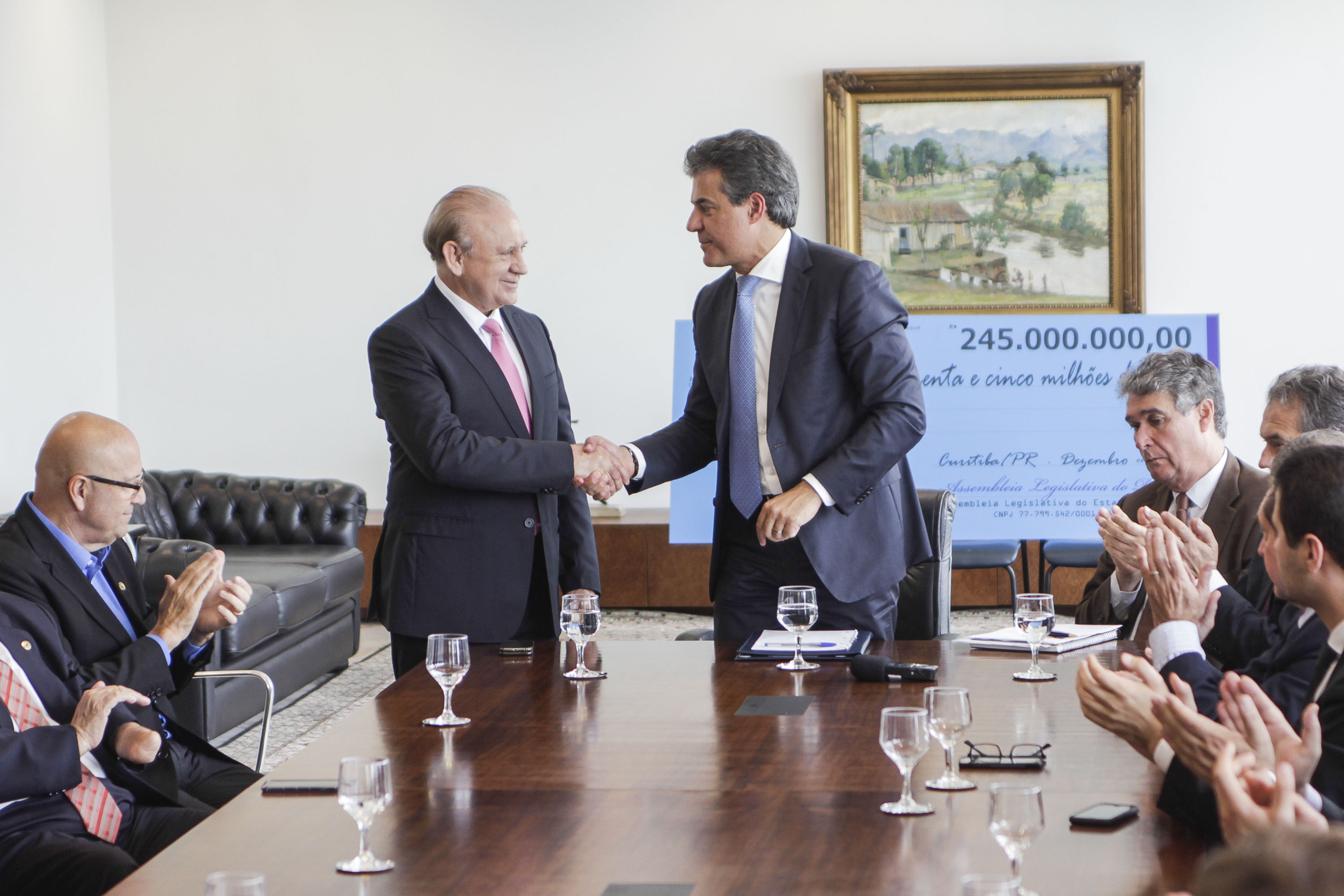 O cheque simbólico foi entregue ao governador Beto Richa pelo presidente da Assembleia Legislativa, deputado Ademar Traiano. Foto: Assessoria