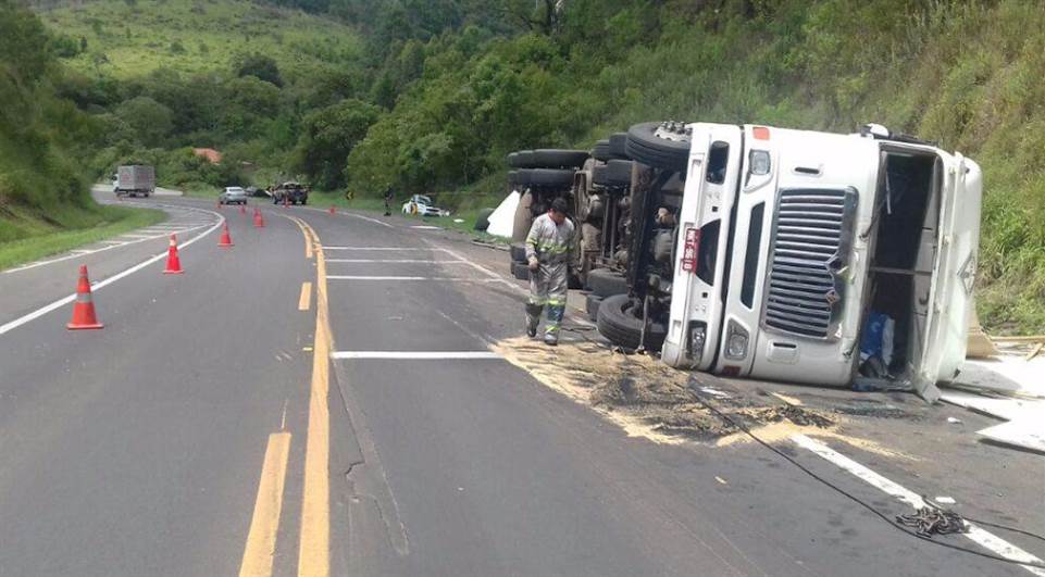 Um caminhão carregado de MDF tombou após passar por uma curva e caiu sobre uma caminhonete S10 - Foto: PRF