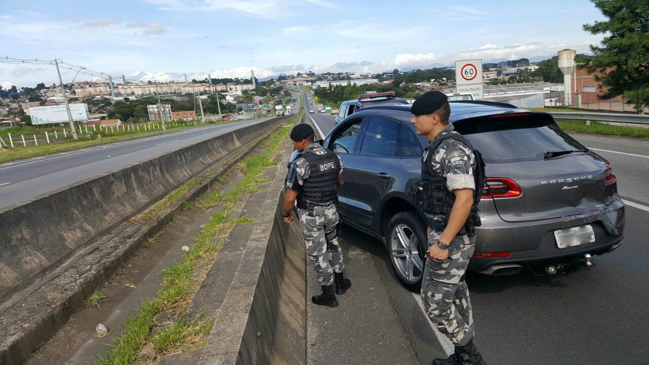 Ladrões abandonaram Porsche roubado após acidente - Foto: João Frigério / Massa News
