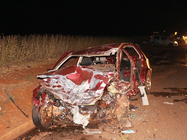 Veículo dirigido por adolescente ficou destruído após acidente na PR-170, em Rolândia - Foto: Portal Rolândia 190/Divulgação