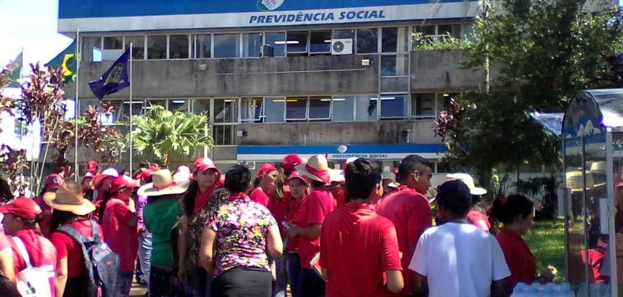 Em Apucarana os manifestantes se concentraram em frente ao INSS - Foto: Divulgação/whatsapp
