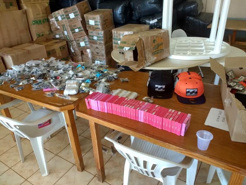Polícia ficou surpresa ao abrir caixas com contrabando que seria levado de Apucarana para São Paulo - Foto: Divulgação