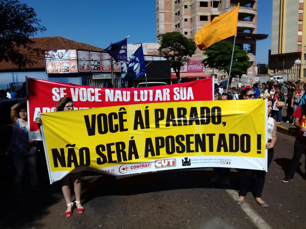 População protesta no centro de Apucarana. Foto: Delair Garcia