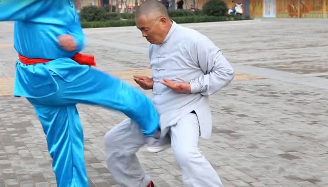 Wei Yaobin deixa que pessoas chutem sua genitália com toda a força: sem dor ou desconforto - Foto: Ruptly