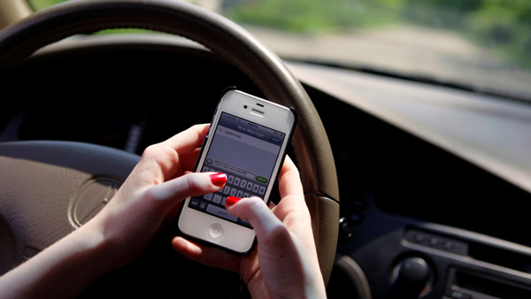 Usar o celular enquanto dirige aumenta risco de acidentes. Foto: Ilustração