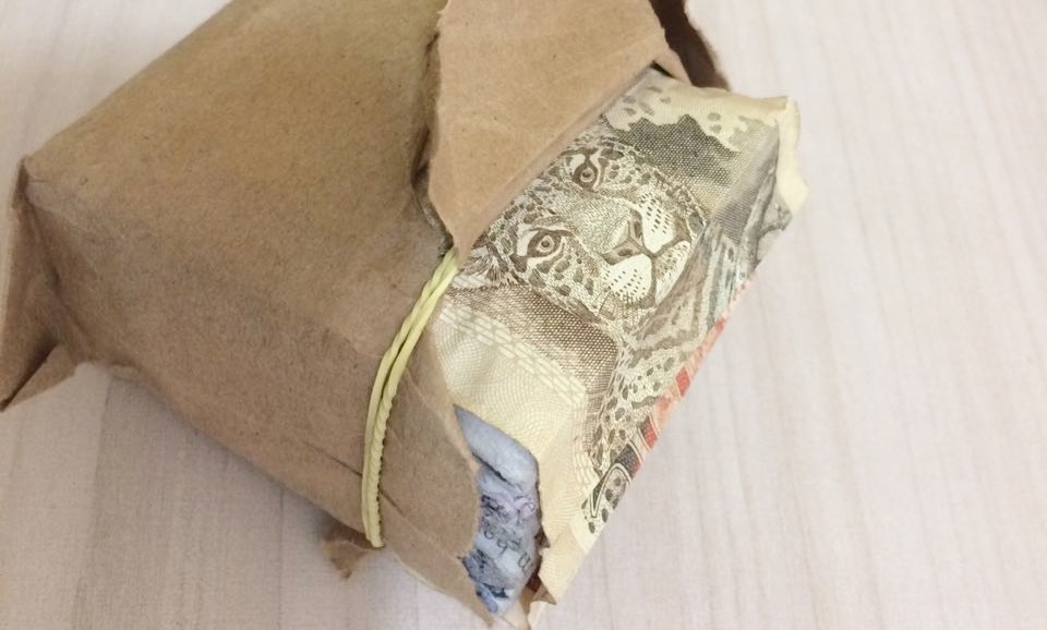 Pacote simula várias notas de dinheiro para enganar a vítima. Foto: André Amaral