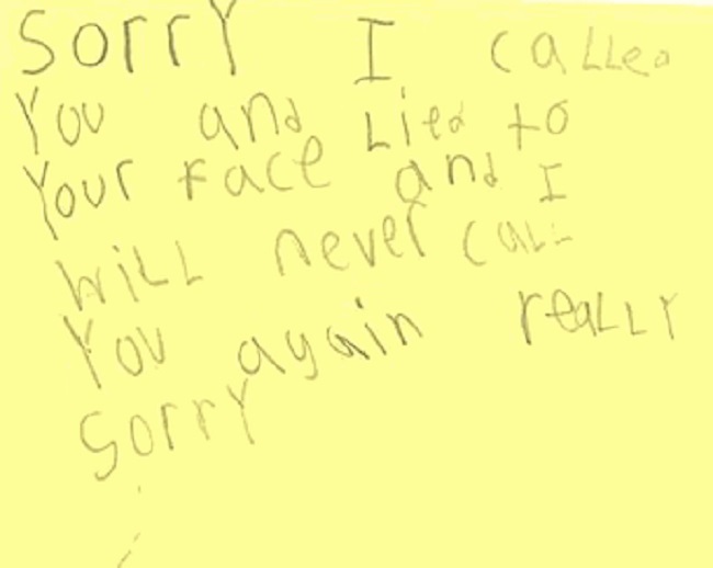 Um menino do estado americano do Maine, nos EUA, escreveu um bilhete de desculpas para policiais após ter passado um trote para o telefone de emergência. O departamento policial de South Portland divulgou a foto do bilhete, escrito num papel amarelo e endereçado para