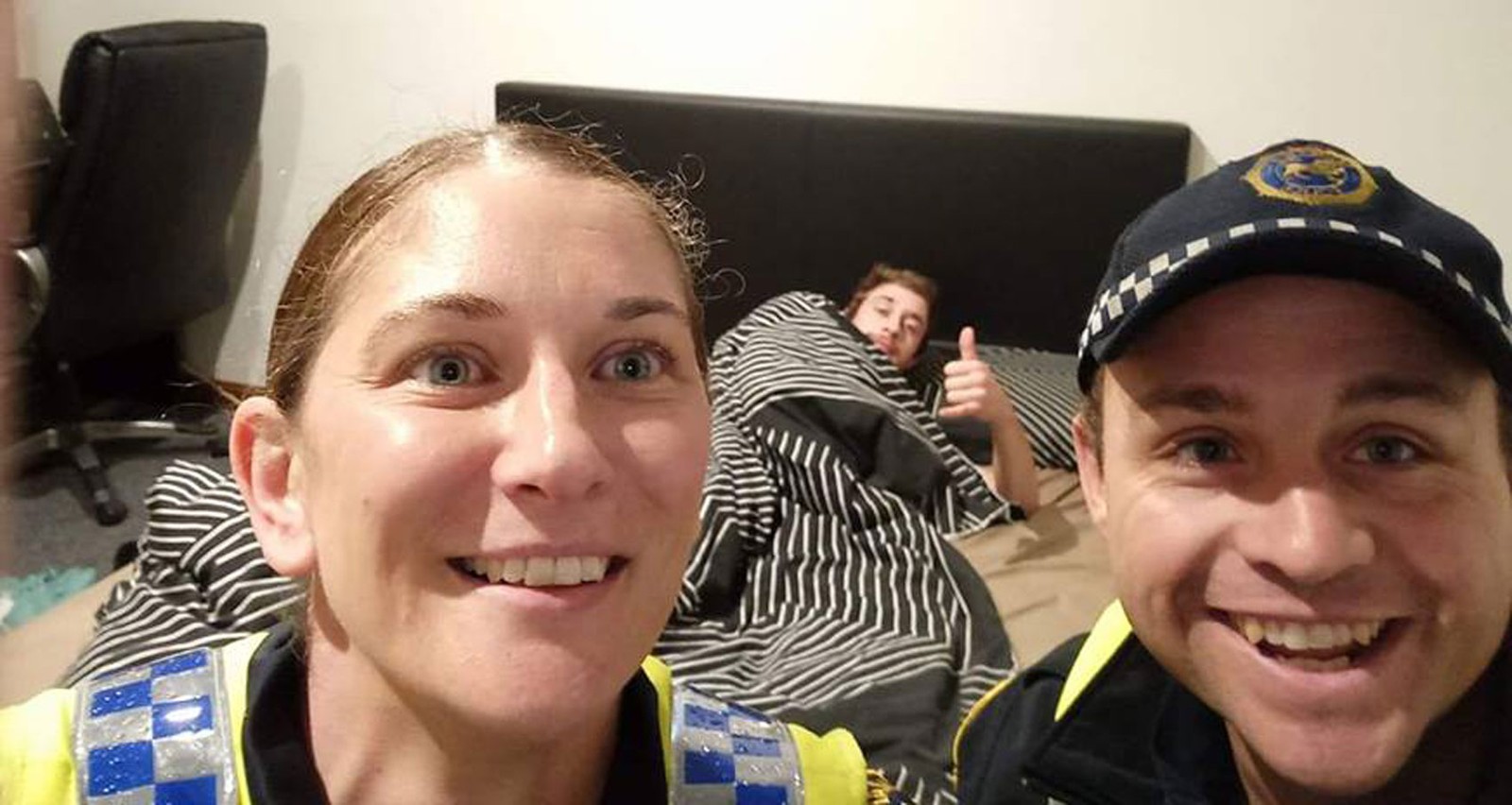 Policiais tiraram selfie com bêbado para 'explicar' como ele chegou em casa n Austrália - Foto: Tasmania Police/Facebook)