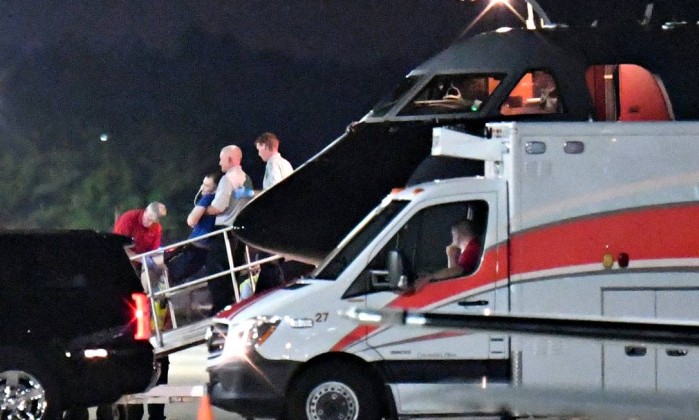 Otto Warmbier é transportado para ambulância após desembarque em Cincinnati - BRYAN WOOLSTON / REUTERS