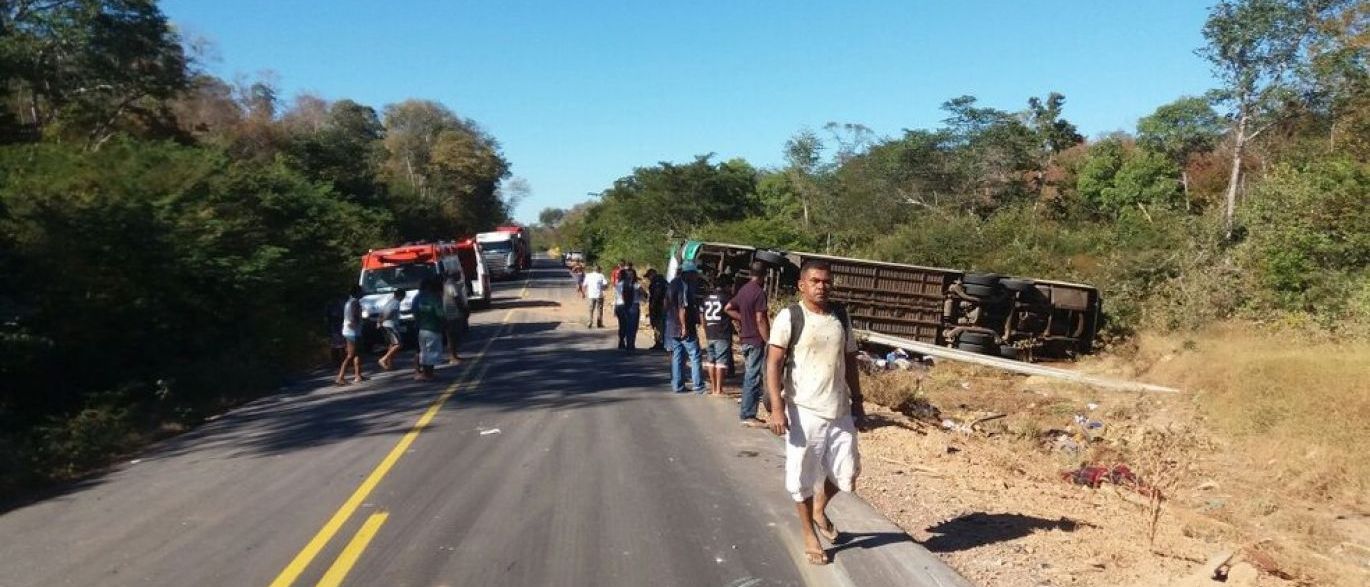 Ônibus saiu da pista e em seguida capotou: tragédia na BR-251 - Foto: Divulgação/PRF